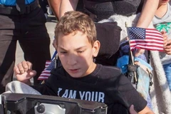 Cậu bé khuyết tật JJ Holmes phản đối ông Trump. (Nguồn: AP)