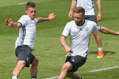 Kimmich - Hector, hai hậu vệ cánh trong sơ đồ của Low?