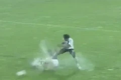 Oseni đạp thẳng vào người Nguyễn Tiến Duy. (Ảnh chụp màn hình)