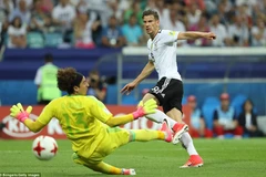 Leon Goretzka khiến Ochoa phải 2 lần vào lưới nhặt bóng. (Nguồn: Getty Images)