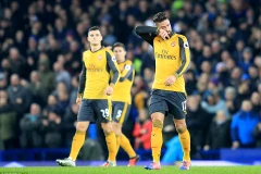 Arsenal lỡ cơ hội chiếm ngôi đầu của Chelsea. (Nguồn: Daily Mail)