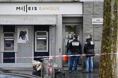 Lực lượng cảnh sát có mặt tại hiện trường vụ cướp. (Nguồn: AFP)