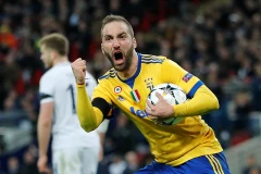 Higuain lập công đưa Juventus vào tứ kết. (Nguồn: Reuters)