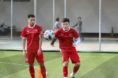 U23 Việt Nam bước và trận gặp Pakistan sau buổi tập trên mặt sân nhân tạo. (Nguồn: VFF)