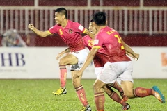 Cận cảnh hậu vệ Sài Gòn FC lập siêu phẩm khó tin từ giữa sân