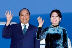 Thủ tướng Nguyễn Xuân Phúc và Phu nhân tại sân bay quốc tế Henri Coanda, Bucharest. (Ảnh: Thống Nhất/TTXVN)