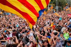 Người dân Catalonia ăn mừng sau khi tuyên bố độc lập được đưa ra. (Nguồn: AFP/Getty Images)
