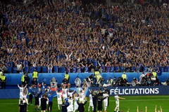 Cầu thủ và cổ động viên Iceland chia tay EURO 2016. (Nguồn: UEFA)