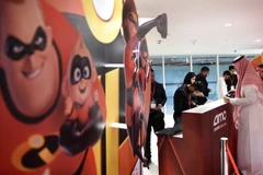 Người dân Saudi Arabia tới dự buổi ra mắt rạp chiếu phim đầu tiên ở Riyadh ngày 18/4. (Nguồn: AFP/TTXVN)