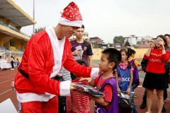 Duy Manh trao quà cho các em nhỏ.