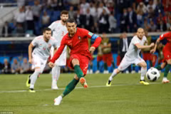 Bàn thắng từ chấm 11, giúp Ronaldo đi vào lịch sử.