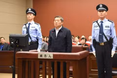 Ông Lỗ Vĩ (giữa) lĩnh án tù giam. (Nguồn: scmp.com)