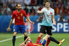 Busques ôm mặt sau khi bị đập tay vào ngực. (Nguồn: Guardian)