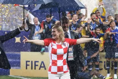 Tổng thống Croatia Kolinda Grabar-Kitarović sau lễ trao giải ở trận chung kết. (Nguồn: EPA)