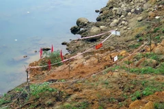 Khu vực soi Ruộc, nơi phát hiện quả bom đã được khoanh vùng bảo vệ. (Ảnh Quang Đán/TTXVN)