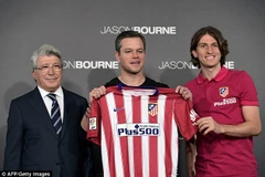 Matt Damon đã khiến nhiều người bất ngờ khi xuất hiện cùng chiếc áo của Atletico.