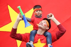 Người hâm mộ háo hức chờ đón đội tuyển Việt Nam trở về
