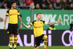 Sancho (trái) và Reus không thể tưởng tượng, chuyện gì đang xẩy ra. (Ảnh: DPA)