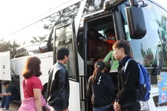 Các công nhân lên xe về quê ăn Tết. (Ảnh minh họa. Nguồn: TTXVN)