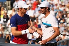 Jordan Thompson (phải) khiến Murray ôm hận. (Nguồn: Eurosport)