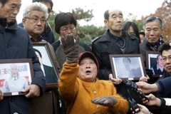 Một nạn nhân lao động cưỡng bức thời chiến trả lời phóng viên khi tới phiên tòa tại Seoul sáng 29/11. (Ảnh: AP)