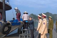 Lực lượng chức năng tăng cường công tác kiểm tra đối với các hộ kinh doanh trên vịnh Hạ Long. (Ảnh: TTXVN phát)