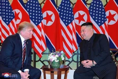 Tổng thống Mỹ Donald Trump (trái) trong cuộc gặp Chủ tịch Triều Tiên Kim Jong-un. (Ảnh: AFP/TTXVN)
