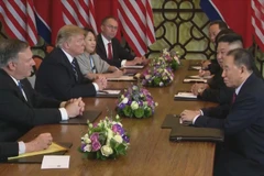 Tổng thống Mỹ Donald Trump (thứ 2, trái) và Chủ tịch Triều Tiên Kim Jong-un (thứ 2, phải) tại cuộc họp mở rộng với các quan chức hai nước trong ngày thứ hai của Hội nghị thượng đỉnh Mỹ-Triều lần hai ở Hà Nội, ngày 28/2. (Ảnh: AFP/TTXVN)