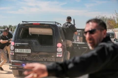 Một chiếc xe trong đoàn xe hộ tống Thủ tướng Palestine Rami Hamdallah bị hư hại sau vụ tấn công. (Nguồn: THX/TTXVN)