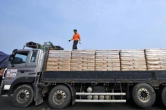 Xe tải của Hàn Quốc chở bột mì viện trợ cho Triều Tiên. (Ảnh: AFP/TTXVN)
