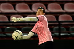 Văn Lâm mắc sai lầm trong trận ra mắt. (Nguồn: Muangthong United)
