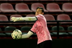 Văn Lâm mắc sai lầm trong trận ra mắt. (Nguồn: Muangthong United)