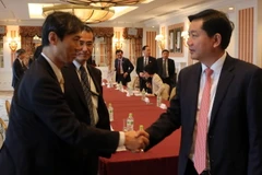 Ông Đinh La Thăng trao đổi với các công ty Nhật Bản. (Ảnh: Tiến Lực/TTXVN)