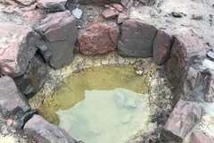 Máy chưng cất rượu cổ xưa được phát hiện ở Scotland. (Nguồn: Daily Mail)