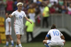 Nỗi buồn của các cầu thủ đội bóng nữ Mỹ. (Nguồn: Reuters)