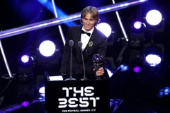 Luka Modric trên bục nhận giải thưởng. (Nguồn: soccerladuma)