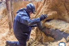 Chuyên gia xử lý bom mìn đang kiểm tra tình trạng quả bom để tìm cách xử lý.