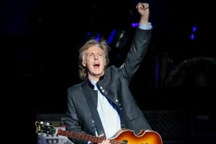 Nghệ sỹ Paul McCartney biểu diễn trong chuyến lưu diễn 'One on One' tại Tinley Park, Illinois, Mỹ ngày 26/7. (Nguồn: AFP/TTXVN)