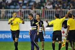 HLV Chu Đình Nghiêm phản ứng với trọng tài.