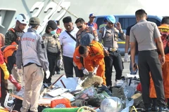 Lực lượng tìm kiếm và cứu hộ tập hợp mảnh vỡ máy bay và tư trang của các nạn nhân vụ rơi máy bay Lion Air JT610. (Ảnh: THX/TTXVN)