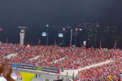 Cổ động viên trên sân Mỹ Đình vỡ òa khi chứng kiến tuyển Việt Nam vào chung kết. (Ảnh: Vietnam+)