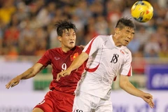 Pha tranh bóng giữa cầu thủ hai đội. (Ảnh: Quang Nhựt/TTXVN)
