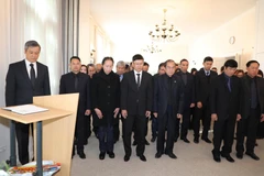 Tập thể cán bộ Đại sứ quán và đại diện cộng đồng người Việt tại Đức dành một phút mặc niệm, tưởng niệm Đại tướng Lê Đức Anh. (Ảnh: Thanh Bình/TTXVN)