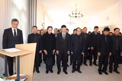 Tập thể cán bộ Đại sứ quán và đại diện cộng đồng người Việt tại Đức dành một phút mặc niệm, tưởng niệm Đại tướng Lê Đức Anh. (Ảnh: Thanh Bình/TTXVN)