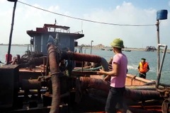 Lực lượng Biên phòng tỉnh Nam Định bắt quả tang tàu HD 2779 hút cát trái phép. (Ảnh: Văn Đạt/TTXVN)