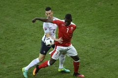 Pháp và Thụy Sĩ dắt tay nhau đi tiếp. (Nguồn: Getty Images)