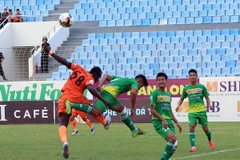 XSKT Cần Thơ (áo xanh) tiếp tục đứng ở đáy bảng xếp hạng. (Ảnh: Lê Lâm/TTXVN)