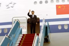Tổng Bí thư, Chủ tịch nước Trung Quốc Tập Cận Bình đến Sân bay Quốc tế Nội Bài, Hà Nội. (Ảnh: Nguyễn Dân/TTXVN)