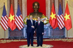 Chủ tịch nước Trần Đại Quang đón Tổng thống Hoa Kỳ Donald Trump. (Ảnh: Nhan Sáng/TTXVN)