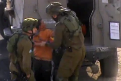 Video lính Israel còng tay cậu bé Palestine thiểu năng gây phẫn nộ
